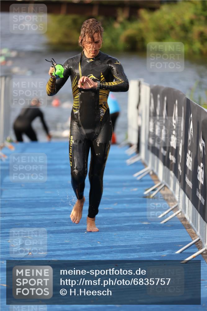 25.08.2024 - Elbe Triathlon Hamburg H.Heesch http://msf.ph/oto/6835757 25.08.2024 08:35:18 Schwimmen 41, 59, 74 meine-sportfotos.de