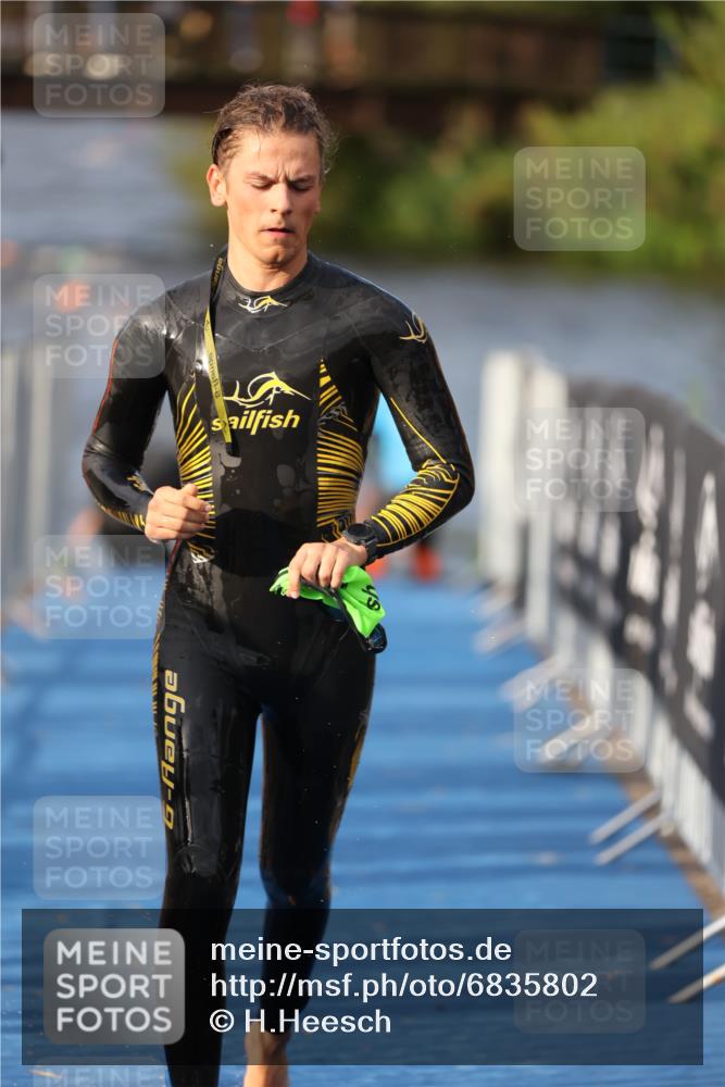 25.08.2024 - Elbe Triathlon Hamburg H.Heesch http://msf.ph/oto/6835802 25.08.2024 08:35:19 Schwimmen 41, 59, 74 meine-sportfotos.de