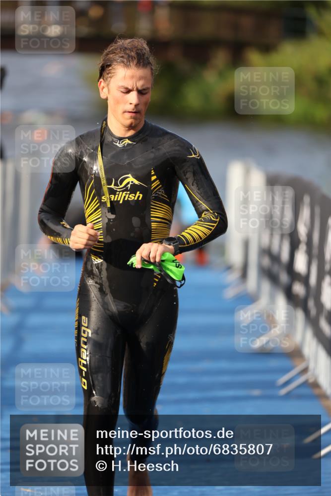 25.08.2024 - Elbe Triathlon Hamburg H.Heesch http://msf.ph/oto/6835807 25.08.2024 08:35:19 Schwimmen 41, 59, 74 meine-sportfotos.de