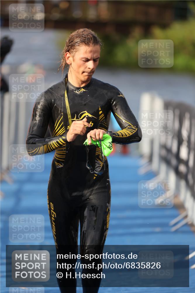 25.08.2024 - Elbe Triathlon Hamburg H.Heesch http://msf.ph/oto/6835826 25.08.2024 08:35:20 Schwimmen 41, 59, 74 meine-sportfotos.de