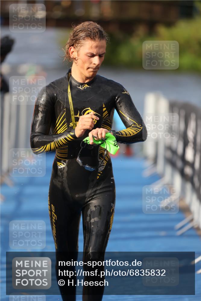 25.08.2024 - Elbe Triathlon Hamburg H.Heesch http://msf.ph/oto/6835832 25.08.2024 08:35:20 Schwimmen 41, 59, 74 meine-sportfotos.de