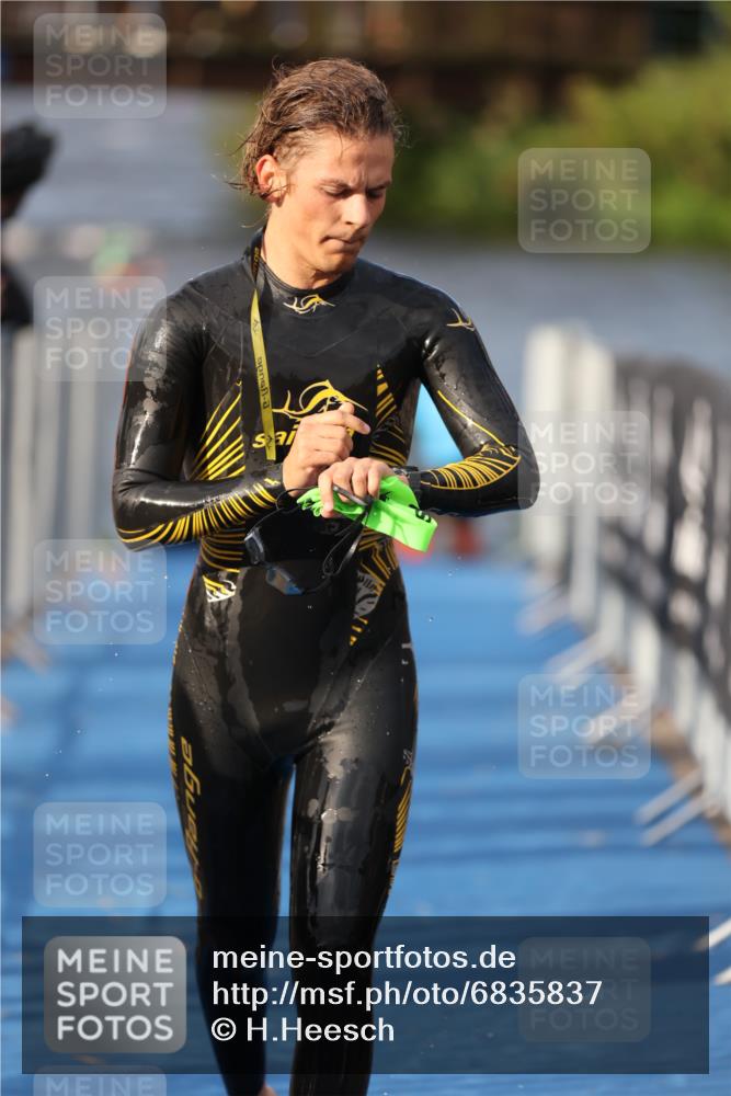 25.08.2024 - Elbe Triathlon Hamburg H.Heesch http://msf.ph/oto/6835837 25.08.2024 08:35:20 Schwimmen 41, 59, 74 meine-sportfotos.de