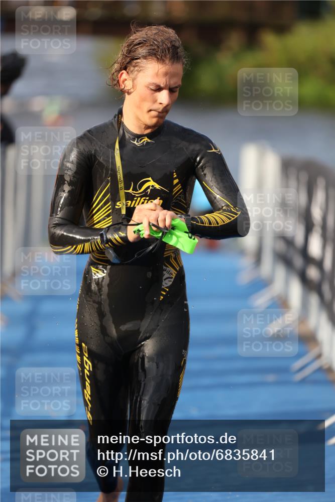 25.08.2024 - Elbe Triathlon Hamburg H.Heesch http://msf.ph/oto/6835841 25.08.2024 08:35:20 Schwimmen 41, 59, 74 meine-sportfotos.de