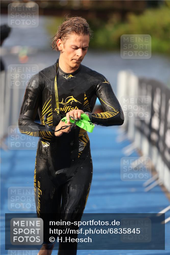 25.08.2024 - Elbe Triathlon Hamburg H.Heesch http://msf.ph/oto/6835845 25.08.2024 08:35:20 Schwimmen 41, 59, 74 meine-sportfotos.de