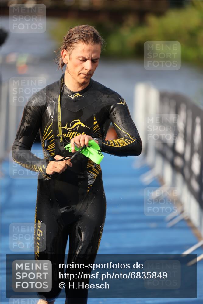 25.08.2024 - Elbe Triathlon Hamburg H.Heesch http://msf.ph/oto/6835849 25.08.2024 08:35:20 Schwimmen 41, 59, 74 meine-sportfotos.de