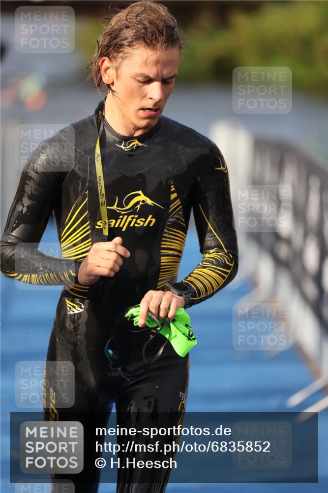 25.08.2024 - Elbe Triathlon Hamburg H.Heesch http://msf.ph/oto/6835852 25.08.2024 08:35:20 Schwimmen 41, 59, 74 meine-sportfotos.de