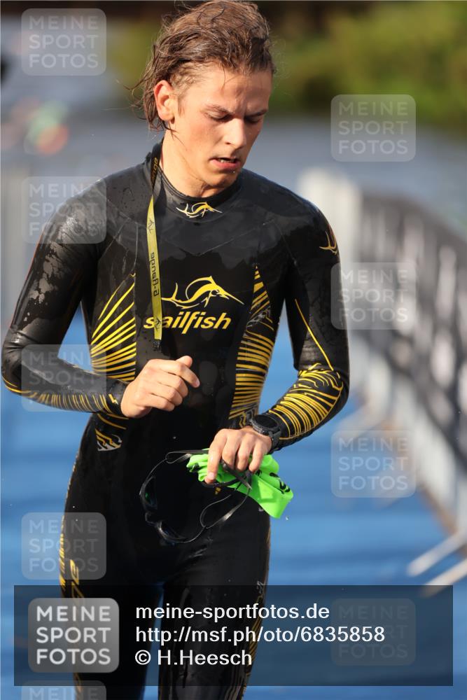 25.08.2024 - Elbe Triathlon Hamburg H.Heesch http://msf.ph/oto/6835858 25.08.2024 08:35:20 Schwimmen 41, 59, 74 meine-sportfotos.de