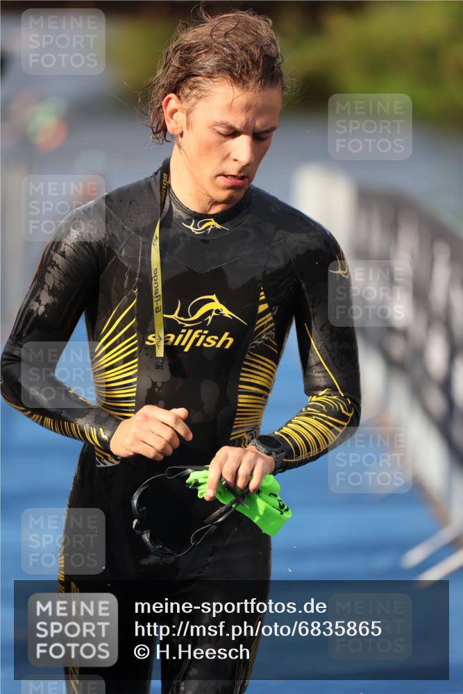 25.08.2024 - Elbe Triathlon Hamburg H.Heesch http://msf.ph/oto/6835865 25.08.2024 08:35:20 Schwimmen 41, 59, 74 meine-sportfotos.de