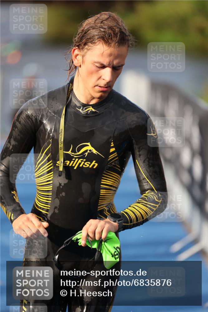 25.08.2024 - Elbe Triathlon Hamburg H.Heesch http://msf.ph/oto/6835876 25.08.2024 08:35:21 Schwimmen 41, 59, 74 meine-sportfotos.de
