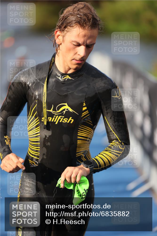 25.08.2024 - Elbe Triathlon Hamburg H.Heesch http://msf.ph/oto/6835882 25.08.2024 08:35:21 Schwimmen 41, 59, 74 meine-sportfotos.de