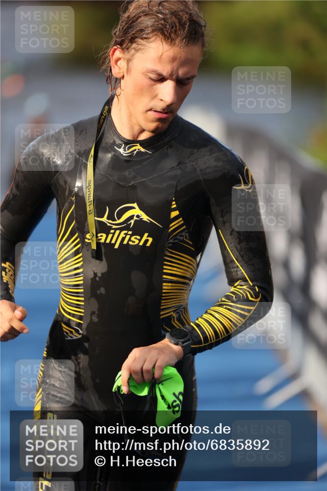 25.08.2024 - Elbe Triathlon Hamburg H.Heesch http://msf.ph/oto/6835892 25.08.2024 08:35:21 Schwimmen 41, 59, 74 meine-sportfotos.de