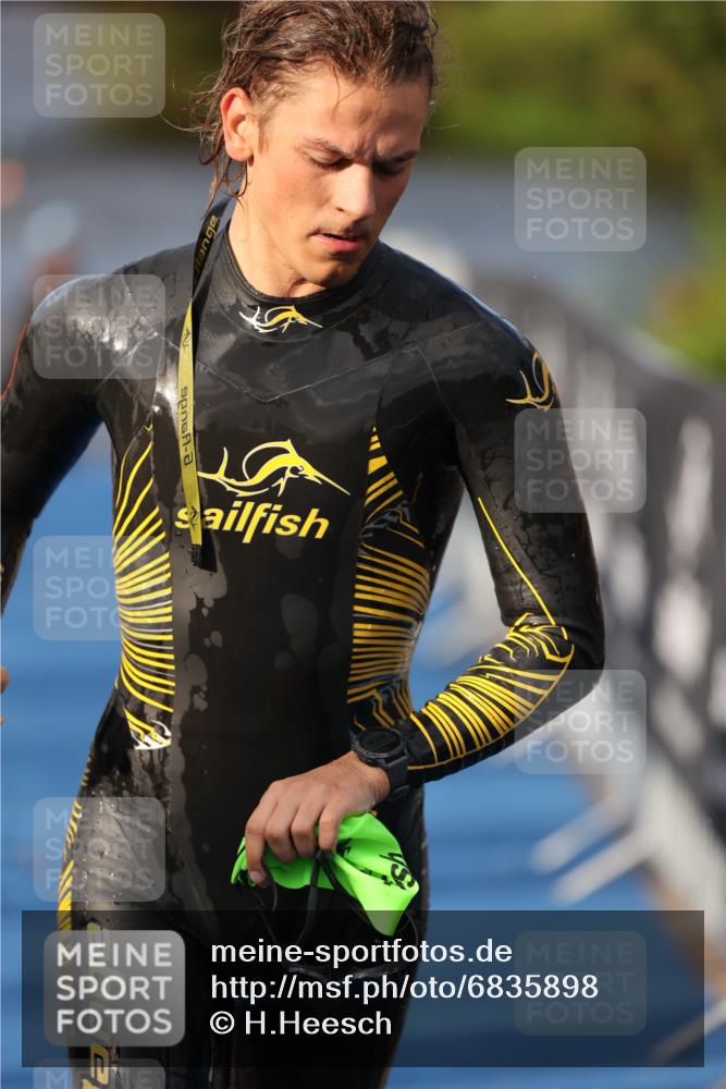 25.08.2024 - Elbe Triathlon Hamburg H.Heesch http://msf.ph/oto/6835898 25.08.2024 08:35:21 Schwimmen 41, 59, 74 meine-sportfotos.de