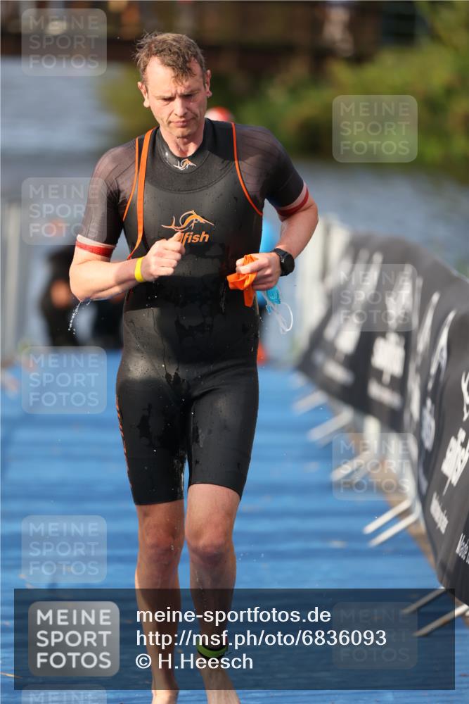 25.08.2024 - Elbe Triathlon Hamburg H.Heesch http://msf.ph/oto/6836093 25.08.2024 08:35:36 Schwimmen 41, 59, 74, 87 meine-sportfotos.de