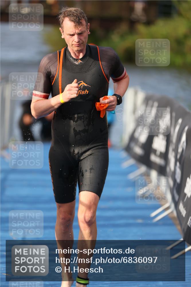 25.08.2024 - Elbe Triathlon Hamburg H.Heesch http://msf.ph/oto/6836097 25.08.2024 08:35:36 Schwimmen 41, 59, 74, 87 meine-sportfotos.de