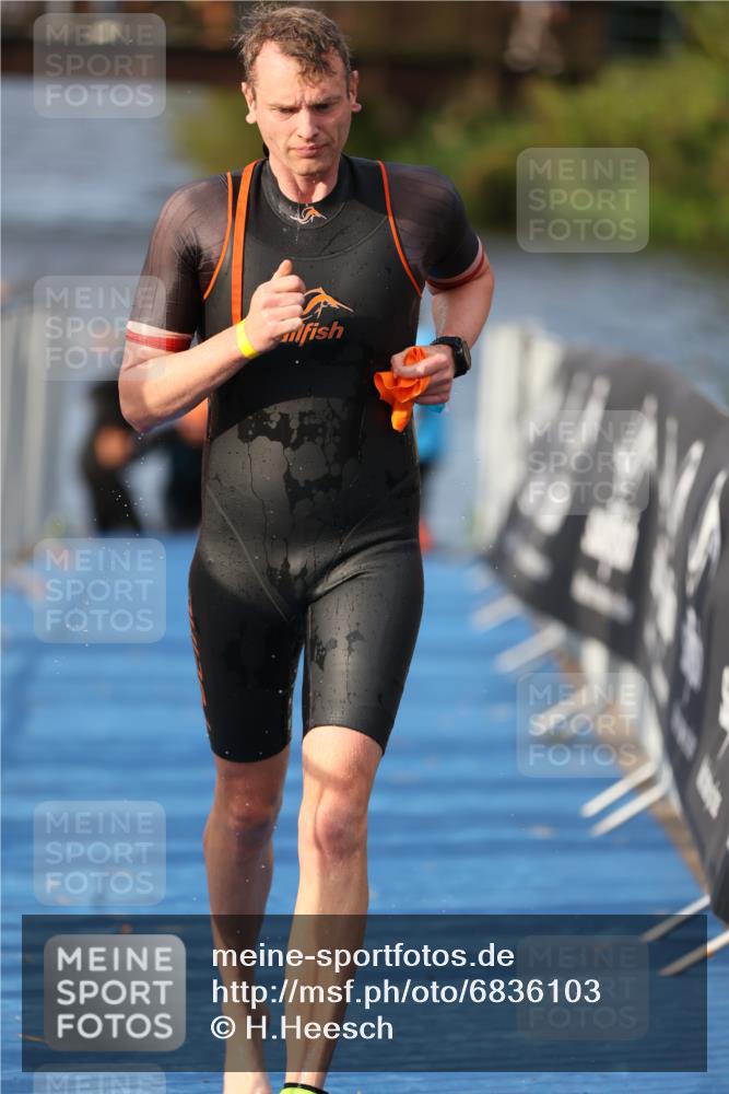 25.08.2024 - Elbe Triathlon Hamburg H.Heesch http://msf.ph/oto/6836103 25.08.2024 08:35:36 Schwimmen 41, 59, 74, 87 meine-sportfotos.de