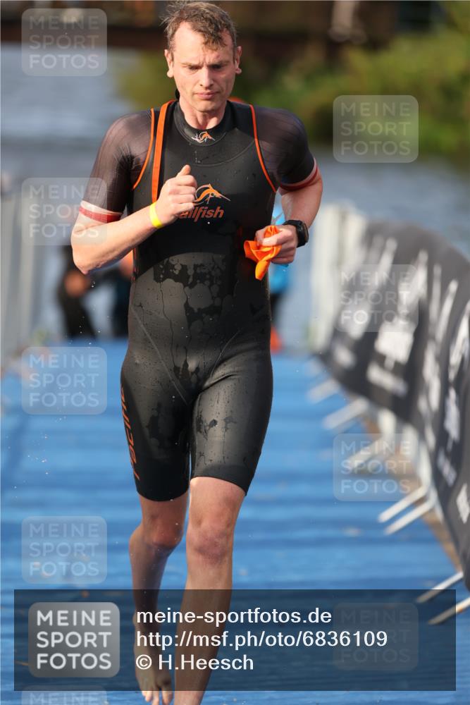 25.08.2024 - Elbe Triathlon Hamburg H.Heesch http://msf.ph/oto/6836109 25.08.2024 08:35:36 Schwimmen 41, 59, 74, 87 meine-sportfotos.de
