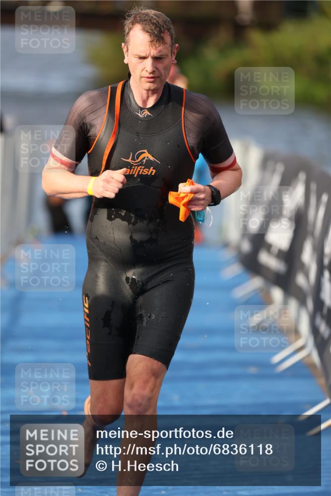 25.08.2024 - Elbe Triathlon Hamburg H.Heesch http://msf.ph/oto/6836118 25.08.2024 08:35:36 Schwimmen 41, 59, 74, 87 meine-sportfotos.de