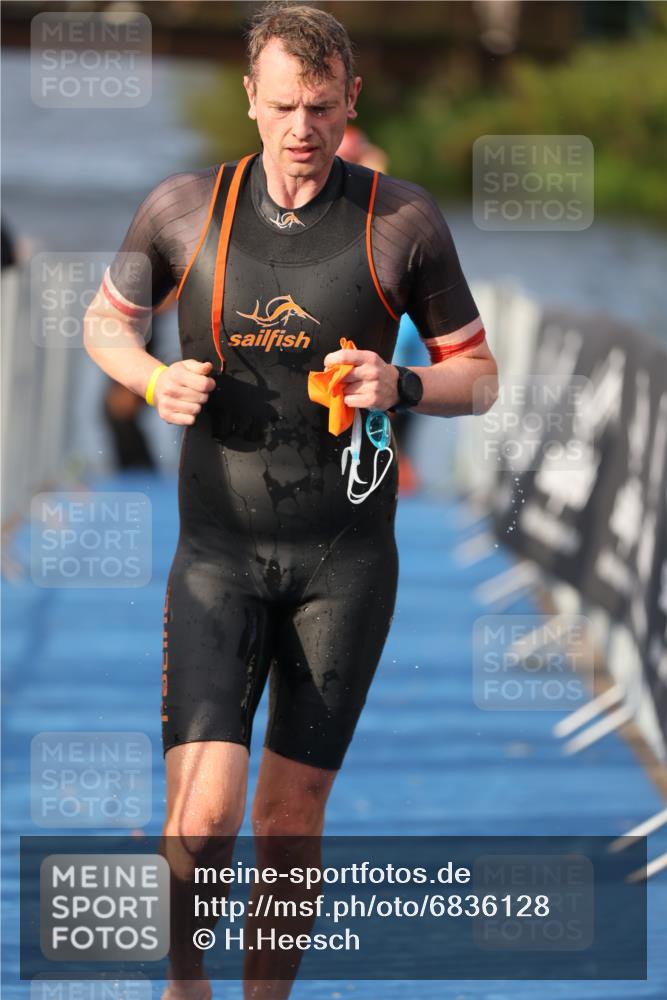 25.08.2024 - Elbe Triathlon Hamburg H.Heesch http://msf.ph/oto/6836128 25.08.2024 08:35:36 Schwimmen 41, 59, 74, 87 meine-sportfotos.de