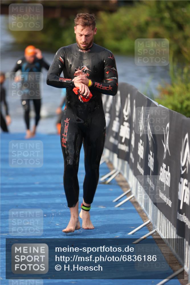 25.08.2024 - Elbe Triathlon Hamburg H.Heesch http://msf.ph/oto/6836186 25.08.2024 08:35:42 Schwimmen 59, 72, 74, 87, 98 meine-sportfotos.de