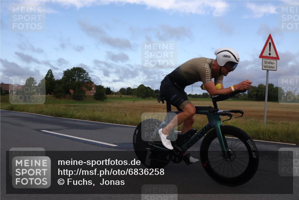 25.08.2024 - Elbe Triathlon Hamburg Fuchs,  Jonas http://msf.ph/oto/6836258 25.08.2024 08:44:16 Radfahren 97 meine-sportfotos.de