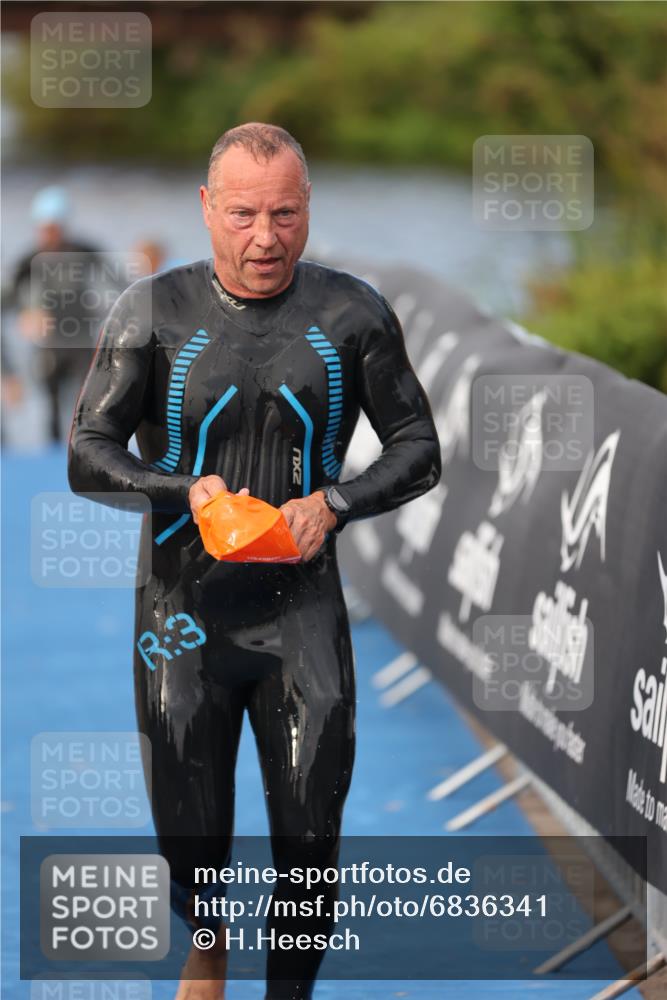 25.08.2024 - Elbe Triathlon Hamburg H.Heesch http://msf.ph/oto/6836341 25.08.2024 08:35:50 Schwimmen 59, 72, 87, 98 meine-sportfotos.de