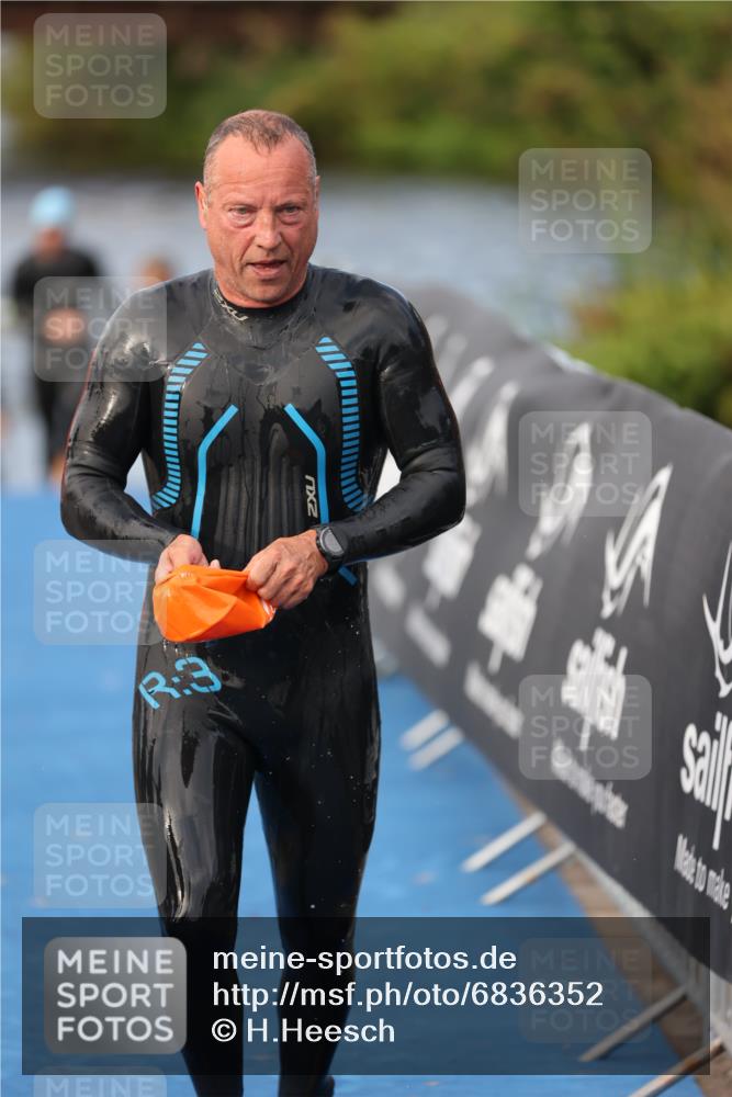 25.08.2024 - Elbe Triathlon Hamburg H.Heesch http://msf.ph/oto/6836352 25.08.2024 08:35:50 Schwimmen 59, 72, 87, 98 meine-sportfotos.de