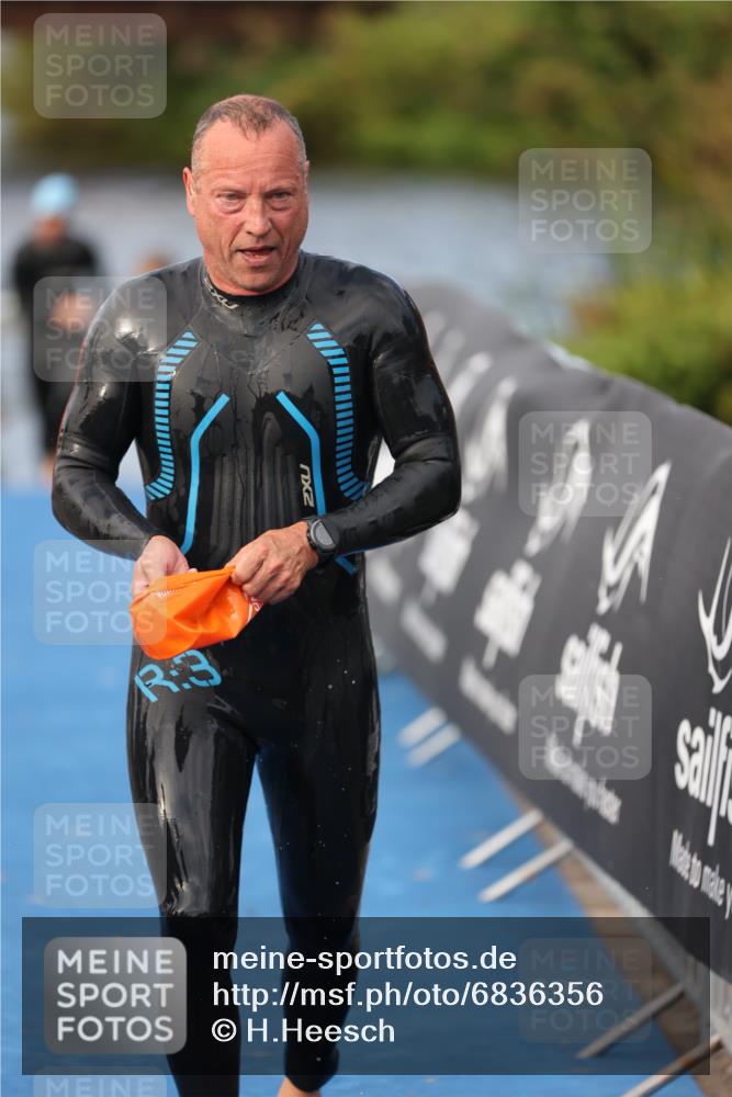 25.08.2024 - Elbe Triathlon Hamburg H.Heesch http://msf.ph/oto/6836356 25.08.2024 08:35:50 Schwimmen 59, 72, 87, 98 meine-sportfotos.de