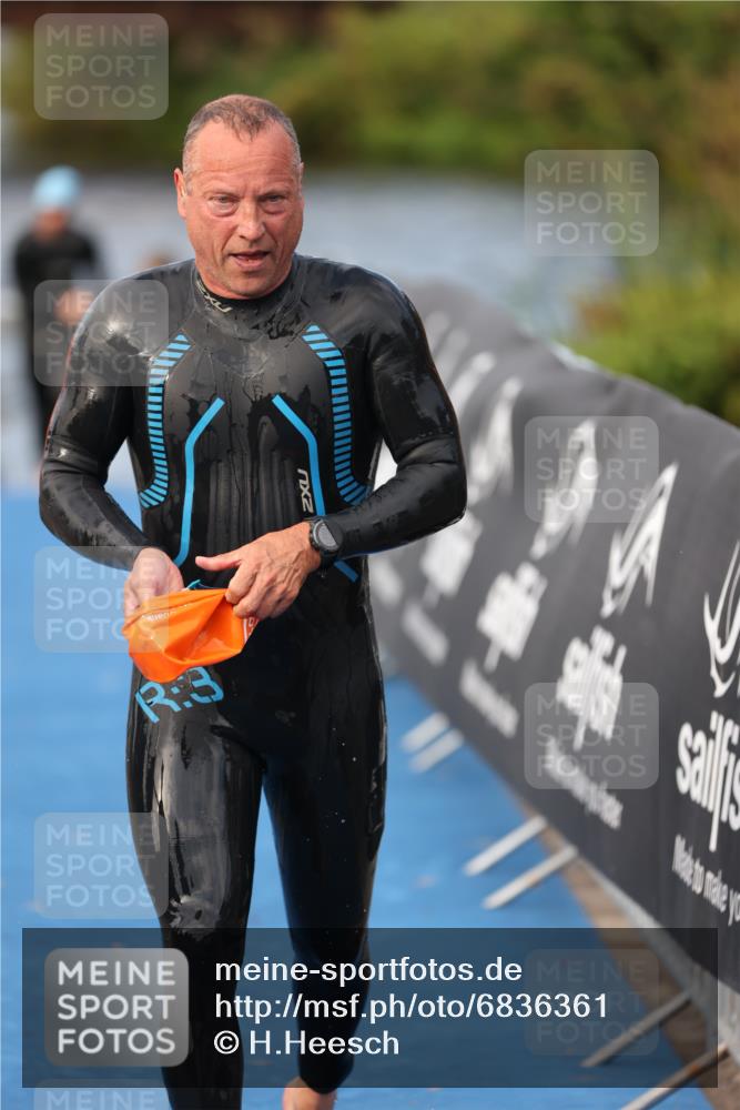 25.08.2024 - Elbe Triathlon Hamburg H.Heesch http://msf.ph/oto/6836361 25.08.2024 08:35:50 Schwimmen 59, 72, 87, 98 meine-sportfotos.de