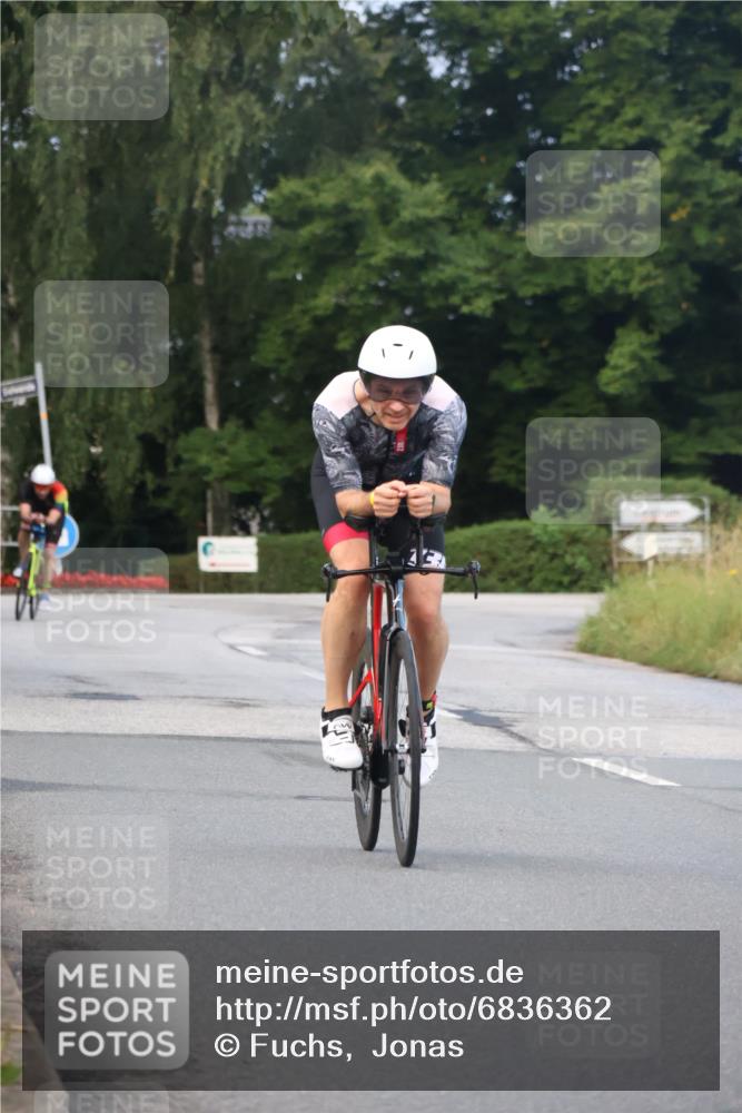 25.08.2024 - Elbe Triathlon Hamburg Fuchs,  Jonas http://msf.ph/oto/6836362 25.08.2024 08:44:34 Radfahren 46, 55, 54 meine-sportfotos.de
