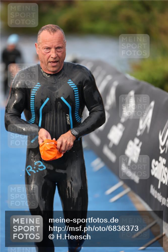 25.08.2024 - Elbe Triathlon Hamburg H.Heesch http://msf.ph/oto/6836373 25.08.2024 08:35:50 Schwimmen 59, 72, 87, 98 meine-sportfotos.de
