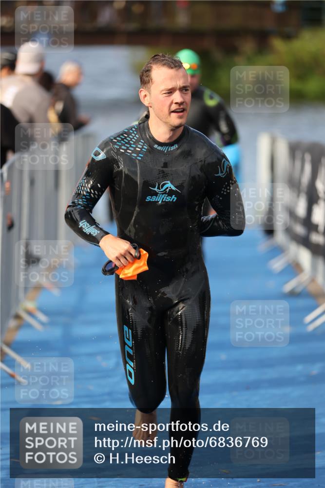 25.08.2024 - Elbe Triathlon Hamburg H.Heesch http://msf.ph/oto/6836769 25.08.2024 08:36:15 Schwimmen 43, 45, 46, 54, 88, 90, 98 meine-sportfotos.de