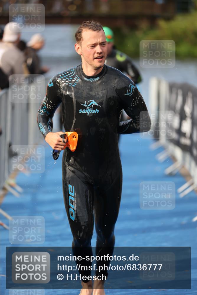 25.08.2024 - Elbe Triathlon Hamburg H.Heesch http://msf.ph/oto/6836777 25.08.2024 08:36:16 Schwimmen 43, 45, 46, 54, 88, 90, 98 meine-sportfotos.de