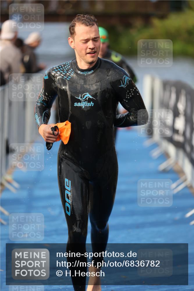 25.08.2024 - Elbe Triathlon Hamburg H.Heesch http://msf.ph/oto/6836782 25.08.2024 08:36:16 Schwimmen 43, 45, 46, 54, 88, 90, 98 meine-sportfotos.de