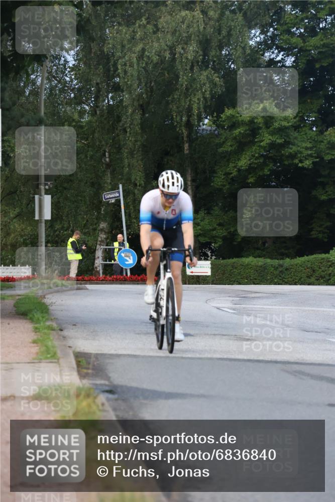 25.08.2024 - Elbe Triathlon Hamburg Fuchs,  Jonas http://msf.ph/oto/6836840 25.08.2024 08:47:01 Radfahren 67 meine-sportfotos.de
