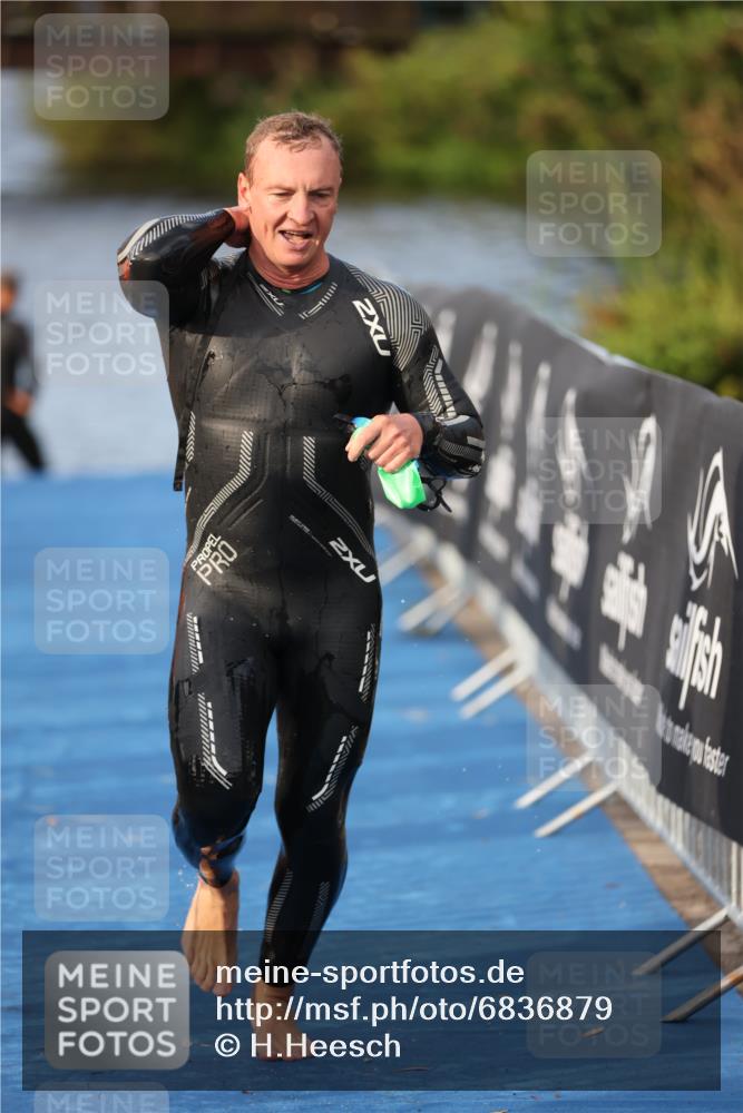 25.08.2024 - Elbe Triathlon Hamburg H.Heesch http://msf.ph/oto/6836879 25.08.2024 08:36:19 Schwimmen 43, 45, 46, 54, 88, 90 meine-sportfotos.de