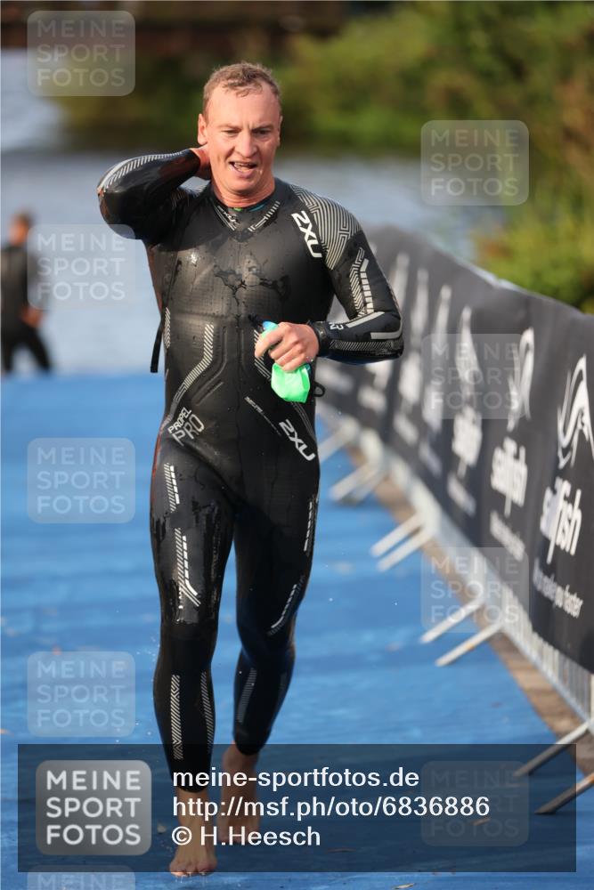 25.08.2024 - Elbe Triathlon Hamburg H.Heesch http://msf.ph/oto/6836886 25.08.2024 08:36:20 Schwimmen 43, 45, 46, 54, 88, 90 meine-sportfotos.de