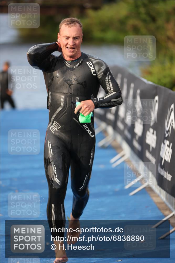 25.08.2024 - Elbe Triathlon Hamburg H.Heesch http://msf.ph/oto/6836890 25.08.2024 08:36:20 Schwimmen 43, 45, 46, 54, 88, 90 meine-sportfotos.de
