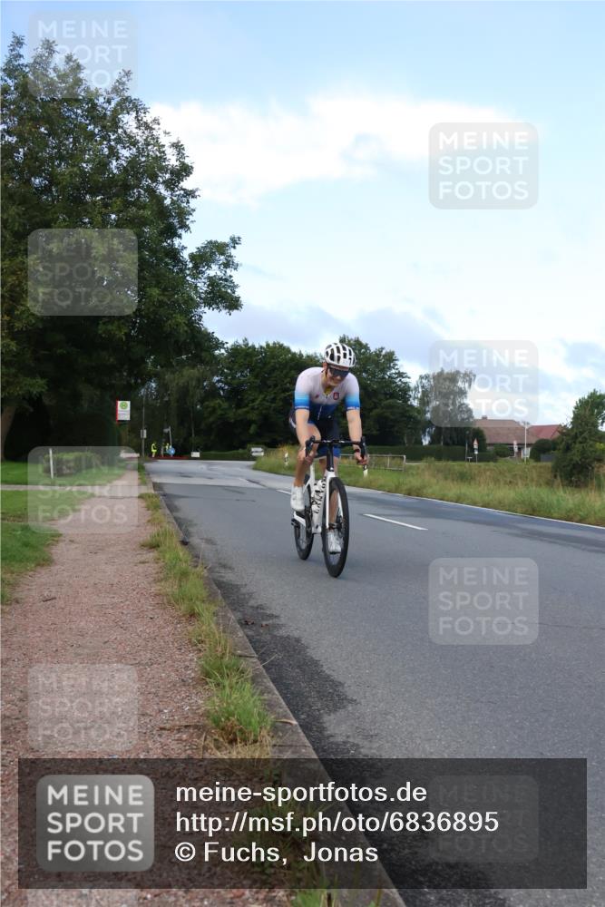25.08.2024 - Elbe Triathlon Hamburg Fuchs,  Jonas http://msf.ph/oto/6836895 25.08.2024 08:47:02 Radfahren 67 meine-sportfotos.de