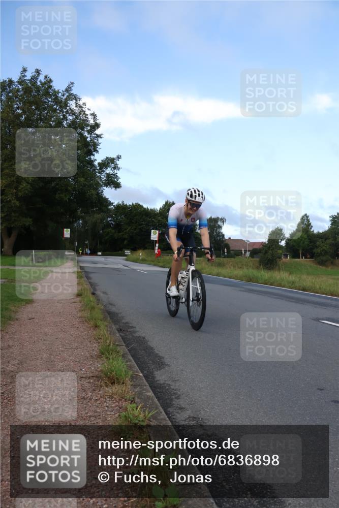 25.08.2024 - Elbe Triathlon Hamburg Fuchs,  Jonas http://msf.ph/oto/6836898 25.08.2024 08:47:03 Radfahren 67 meine-sportfotos.de