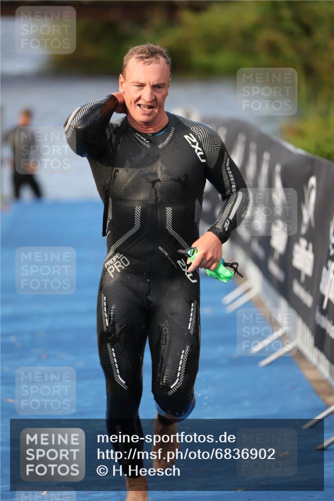 25.08.2024 - Elbe Triathlon Hamburg H.Heesch http://msf.ph/oto/6836902 25.08.2024 08:36:20 Schwimmen 43, 45, 46, 54, 88, 90 meine-sportfotos.de