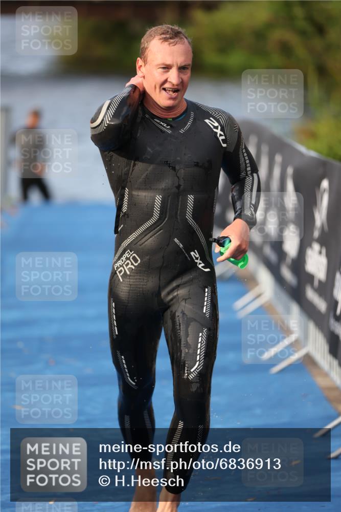 25.08.2024 - Elbe Triathlon Hamburg H.Heesch http://msf.ph/oto/6836913 25.08.2024 08:36:20 Schwimmen 43, 45, 46, 54, 88, 90 meine-sportfotos.de