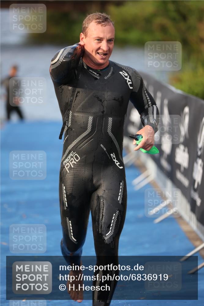 25.08.2024 - Elbe Triathlon Hamburg H.Heesch http://msf.ph/oto/6836919 25.08.2024 08:36:20 Schwimmen 43, 45, 46, 54, 88, 90 meine-sportfotos.de