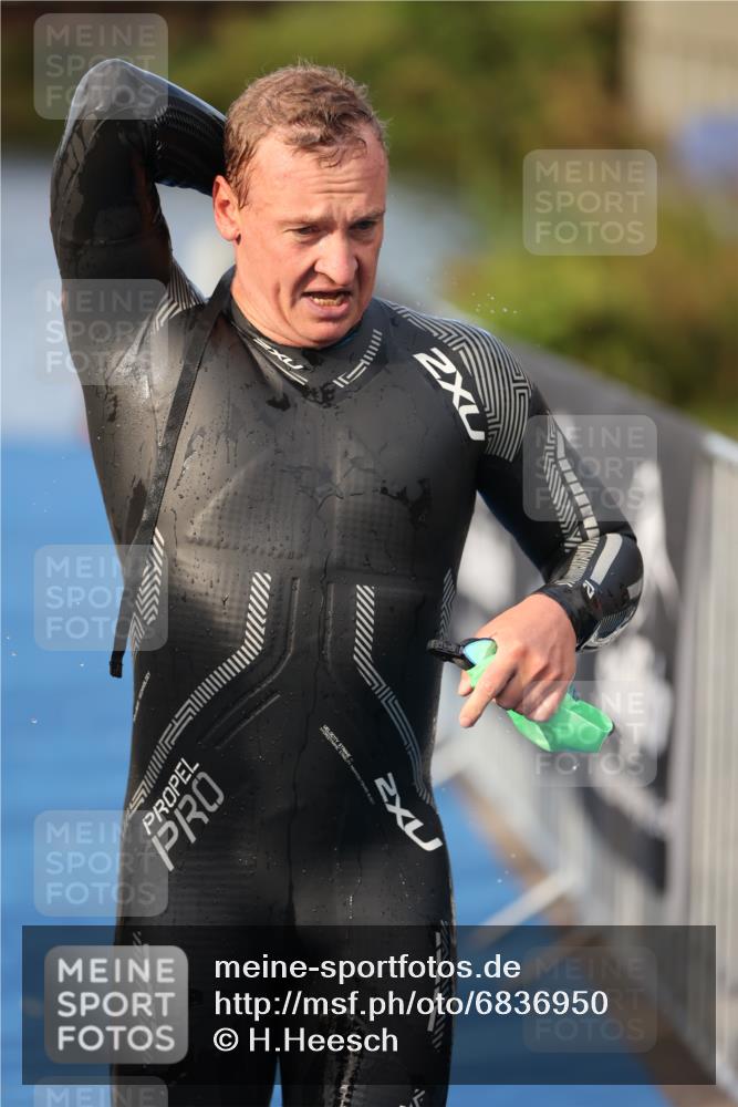 25.08.2024 - Elbe Triathlon Hamburg H.Heesch http://msf.ph/oto/6836950 25.08.2024 08:36:21 Schwimmen 43, 45, 46, 54, 88, 90 meine-sportfotos.de