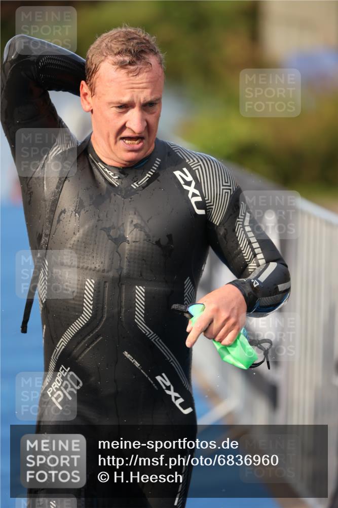 25.08.2024 - Elbe Triathlon Hamburg H.Heesch http://msf.ph/oto/6836960 25.08.2024 08:36:21 Schwimmen 43, 45, 46, 54, 88, 90 meine-sportfotos.de