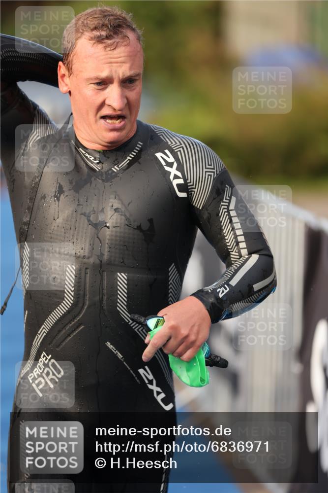 25.08.2024 - Elbe Triathlon Hamburg H.Heesch http://msf.ph/oto/6836971 25.08.2024 08:36:21 Schwimmen 43, 45, 46, 54, 88, 90 meine-sportfotos.de