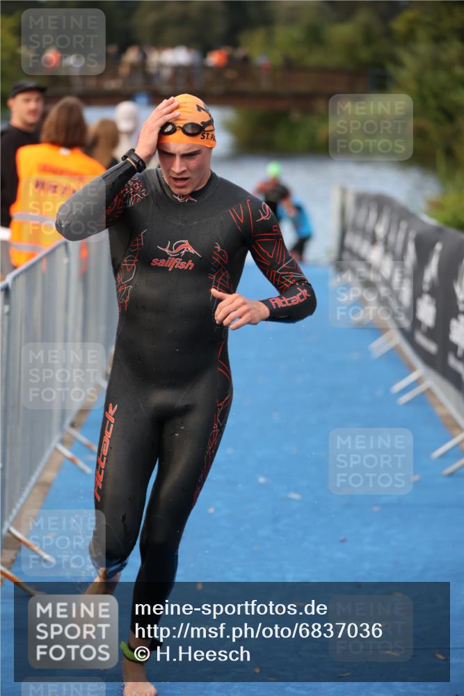 25.08.2024 - Elbe Triathlon Hamburg H.Heesch http://msf.ph/oto/6837036 25.08.2024 08:36:42 Schwimmen 44, 90 meine-sportfotos.de