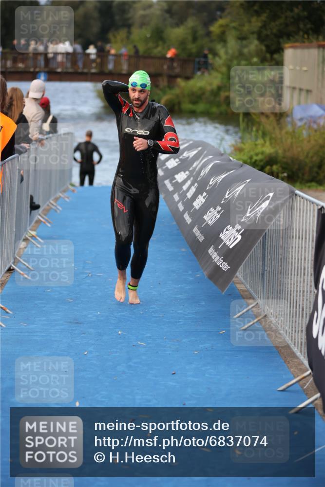 25.08.2024 - Elbe Triathlon Hamburg H.Heesch http://msf.ph/oto/6837074 25.08.2024 08:36:50 Schwimmen 44 meine-sportfotos.de