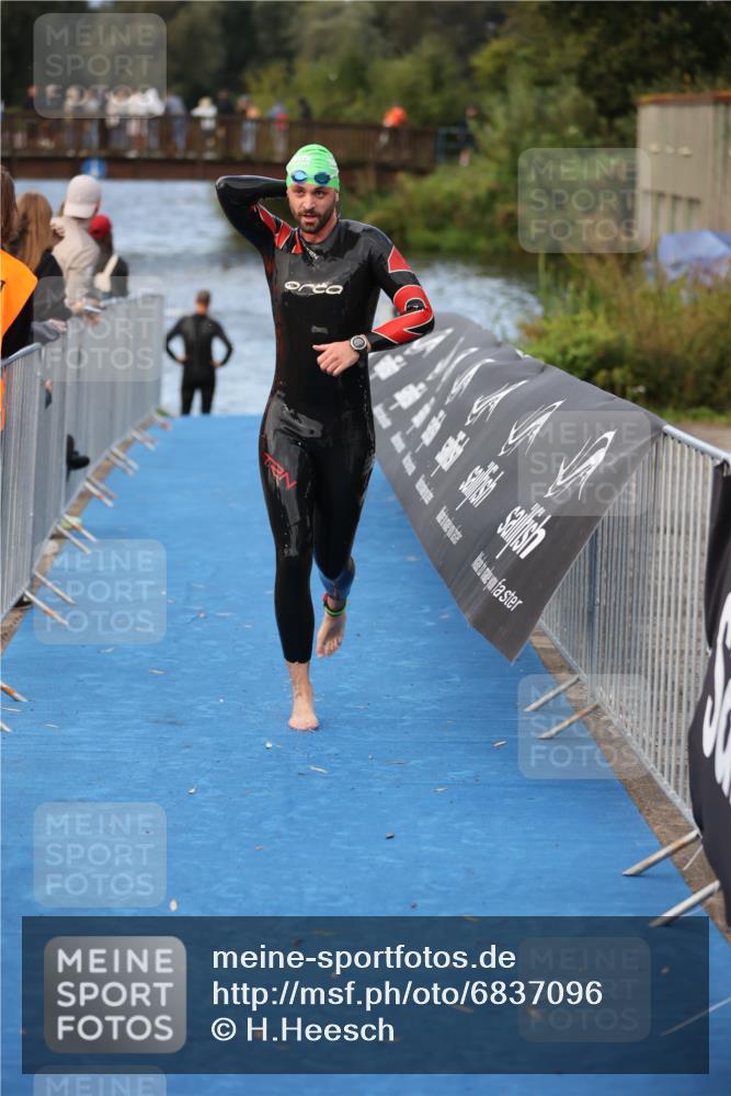 25.08.2024 - Elbe Triathlon Hamburg H.Heesch http://msf.ph/oto/6837096 25.08.2024 08:36:50 Schwimmen 44 meine-sportfotos.de