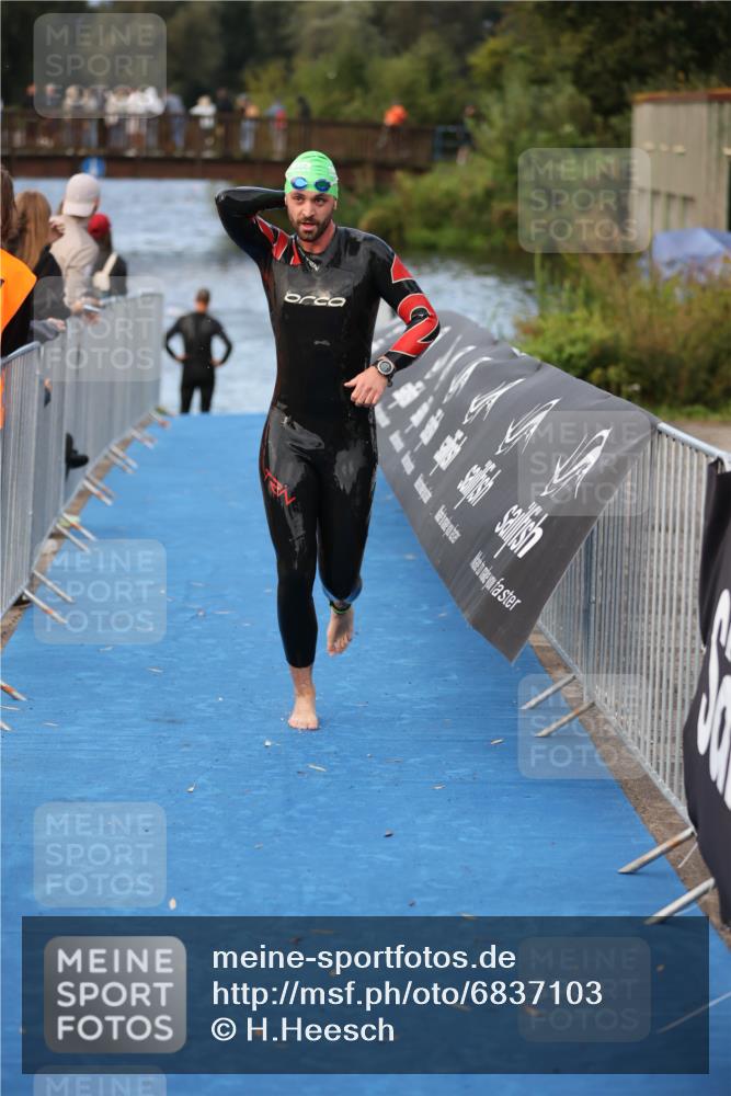 25.08.2024 - Elbe Triathlon Hamburg H.Heesch http://msf.ph/oto/6837103 25.08.2024 08:36:50 Schwimmen 44 meine-sportfotos.de