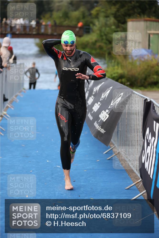 25.08.2024 - Elbe Triathlon Hamburg H.Heesch http://msf.ph/oto/6837109 25.08.2024 08:36:51 Schwimmen 44 meine-sportfotos.de